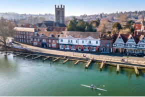 Picturesque Thameside Apartment